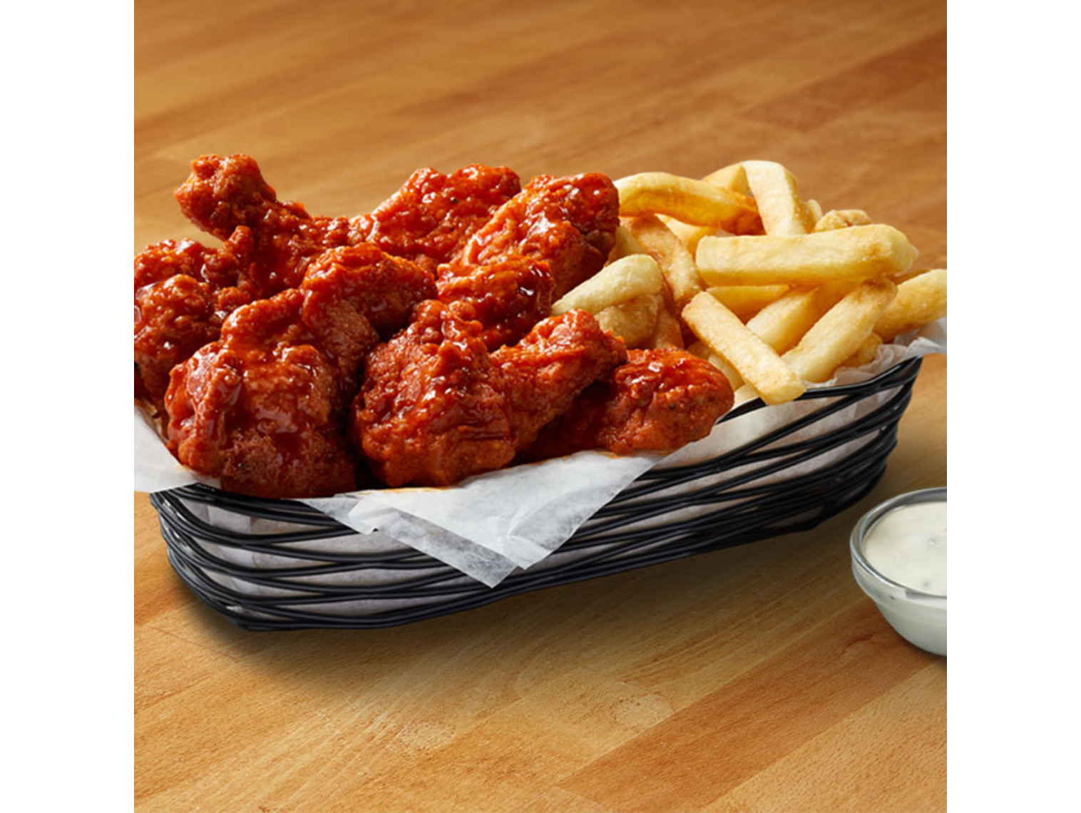 Order Chicken Wings with Fries Basket food online from Papa Gino's store, Franklin on bringmethat.com
