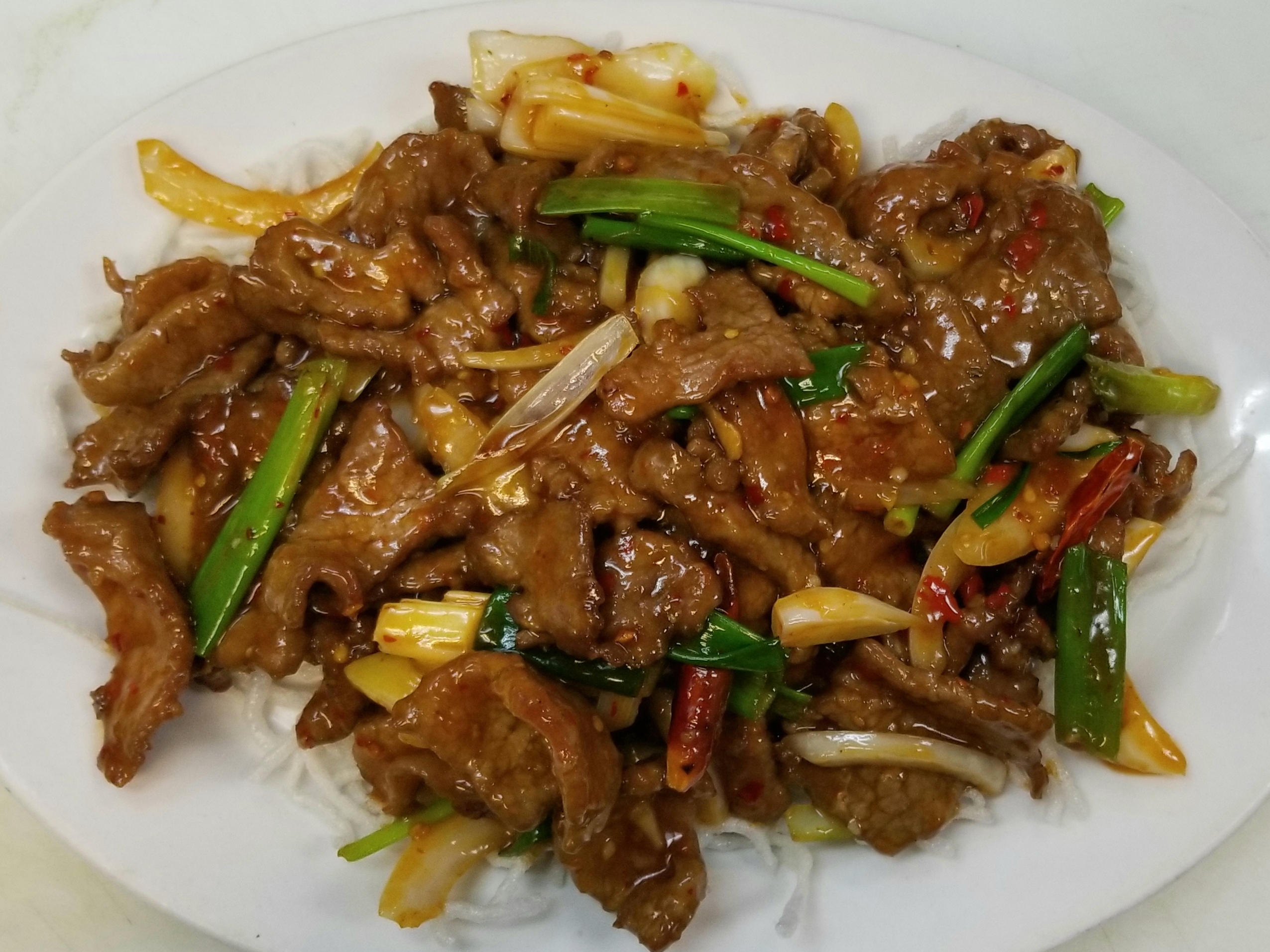 Order 407. Mongolian Beef food online from Thien Hoang Restaurant store, Portland on bringmethat.com