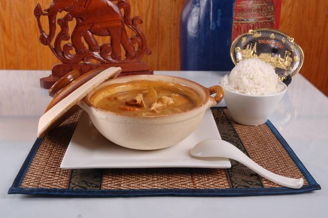 Order Yellow Curry food online from Saap Lao Thai Cuisine store, New Castle on bringmethat.com
