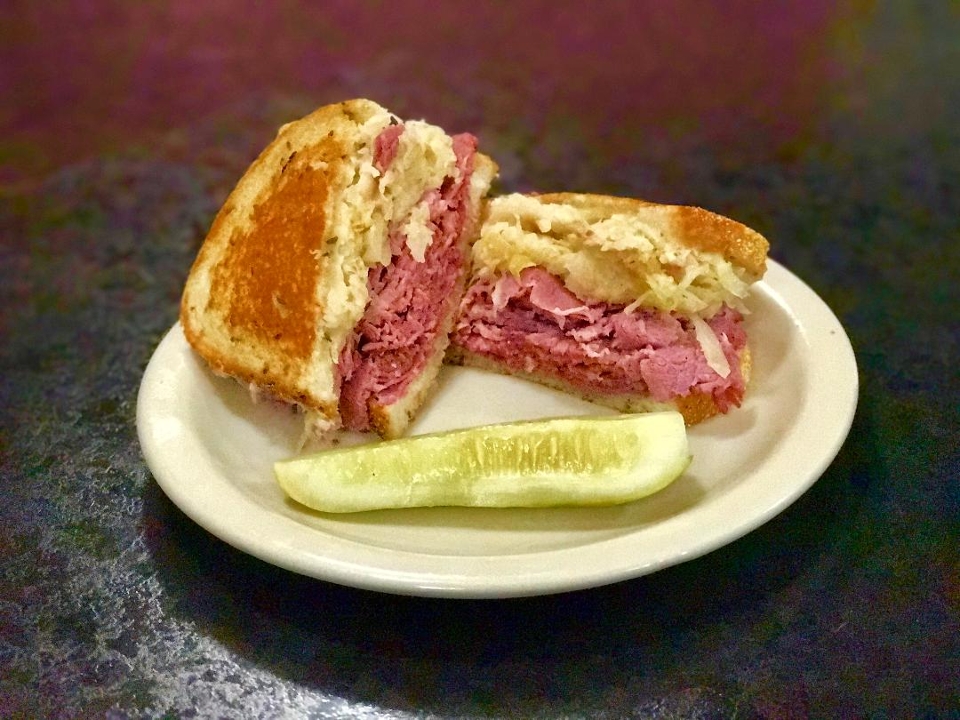 Order Reuben - Corned Beef food online from Garden Cafe store, Youngstown on bringmethat.com