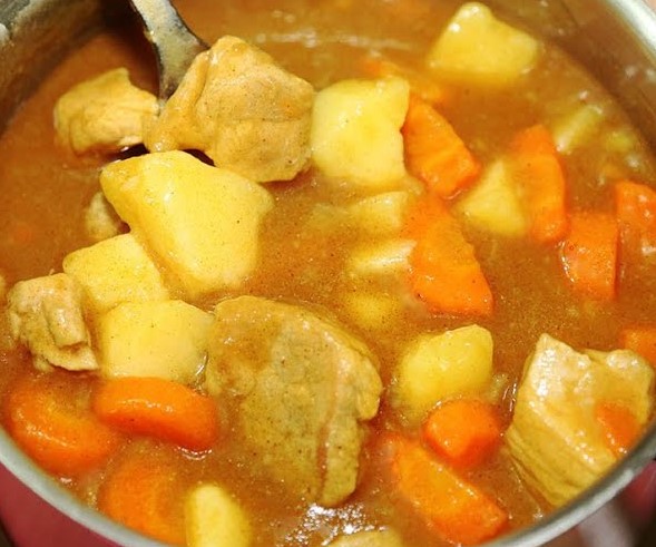 Order Yellow Curry food online from Thai Fiesta Cafe store, Paramount on bringmethat.com
