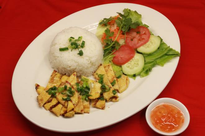 Order R4. Cơm Gà Nướng - Grilled Chicken Rice Plate food online from Pho Khang store, Centennial on bringmethat.com