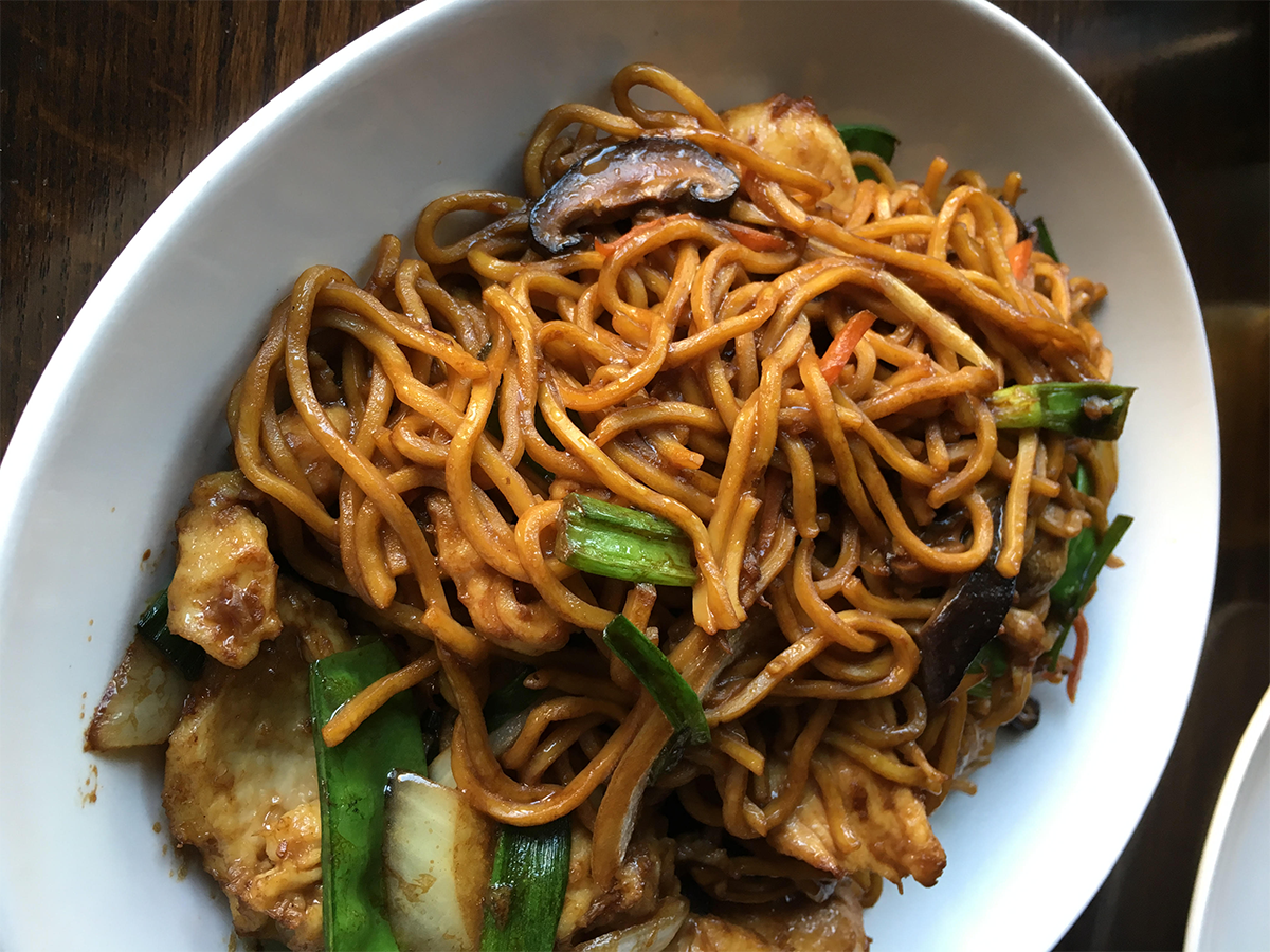 Order 5002. Chicken Lo Mein food online from Mo's Chinese Kitchen store, Orland Park on bringmethat.com