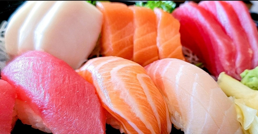 Order SE5. Sushi and Sashimi Combo food online from Sushi To Go store, Cherry Hill on bringmethat.com