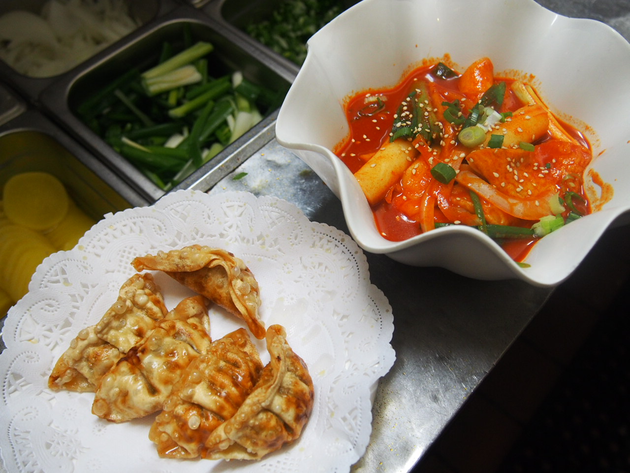 Order Q-86. Ttokbokki & 6 pcs. Fried Dumpling_Combo (떡볶이+튀김만두 콤보) food online from Restaurant Namsan store, Los Angeles on bringmethat.com