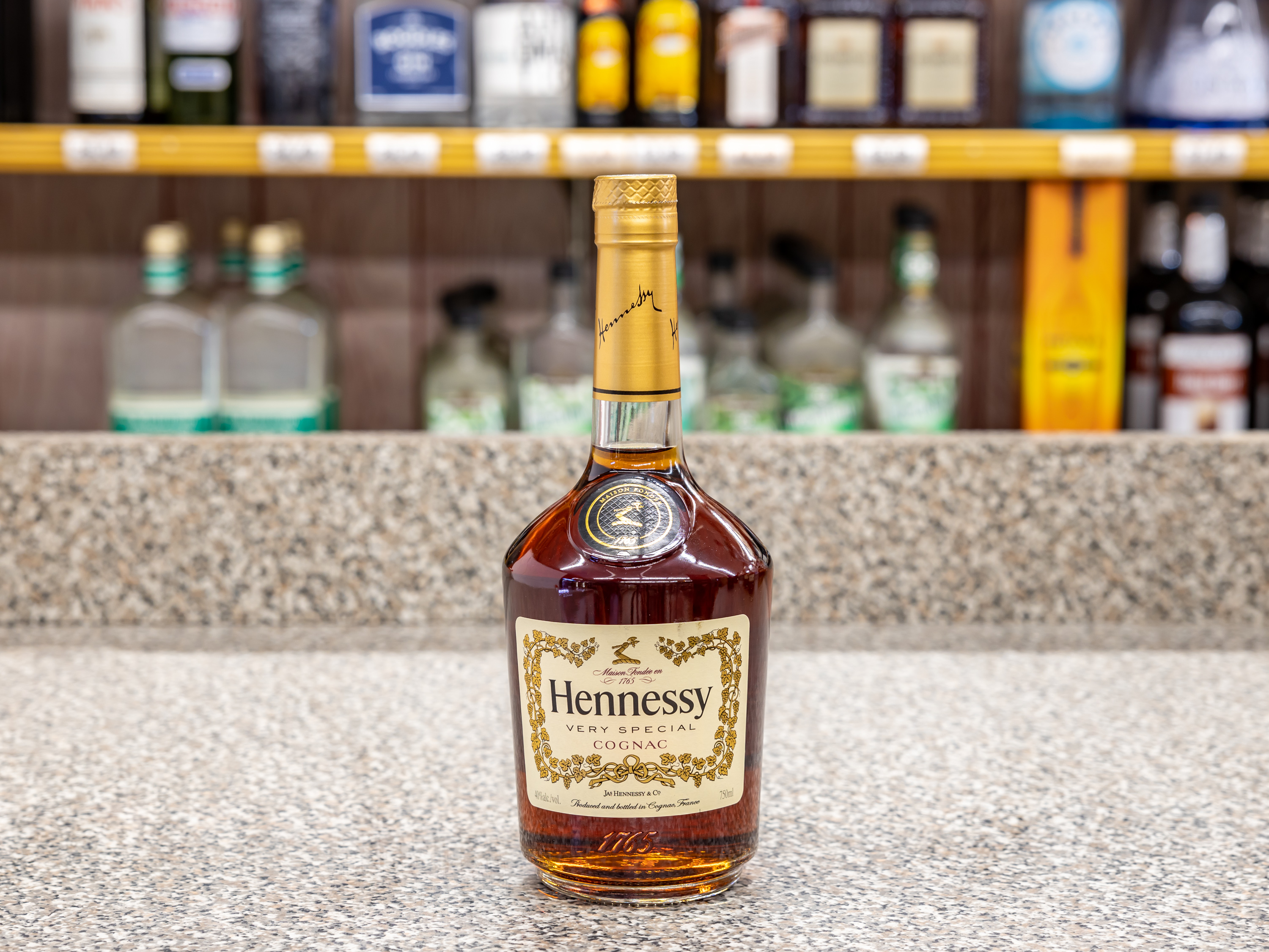 Order Hennessy VS, 750 m. Cognac 40.0% ABV food online from Liquor Republic store, Cypress on bringmethat.com