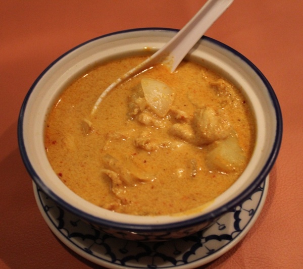 Order 31. Yellow Chicken Curry food online from Chilli Thai store, Los Angeles on bringmethat.com