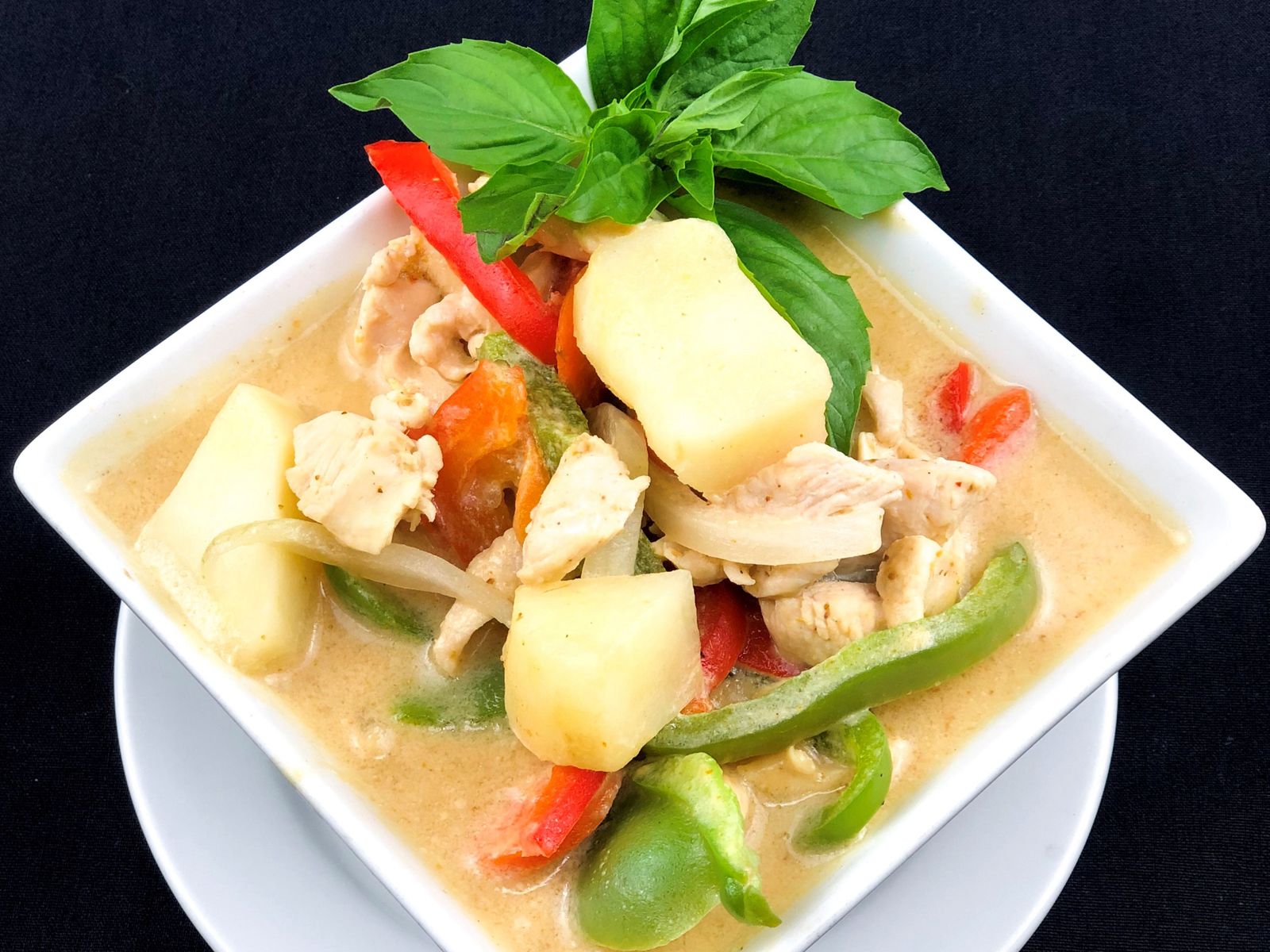 Order Yellow Curry Large food online from Malee's Thai Bistro on Main store, Scottsdale on bringmethat.com
