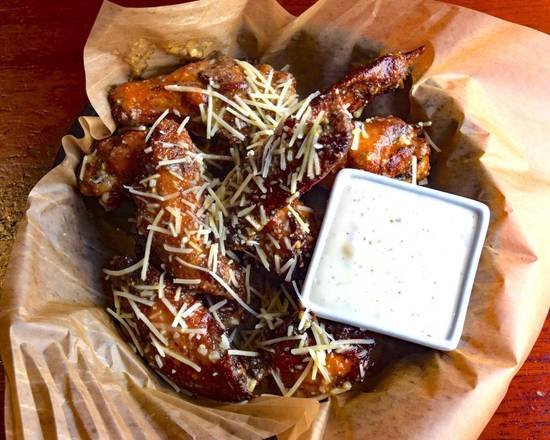 Order Hickory Smoked Wings food online from Chubb Sports Bar store, Gallatin on bringmethat.com