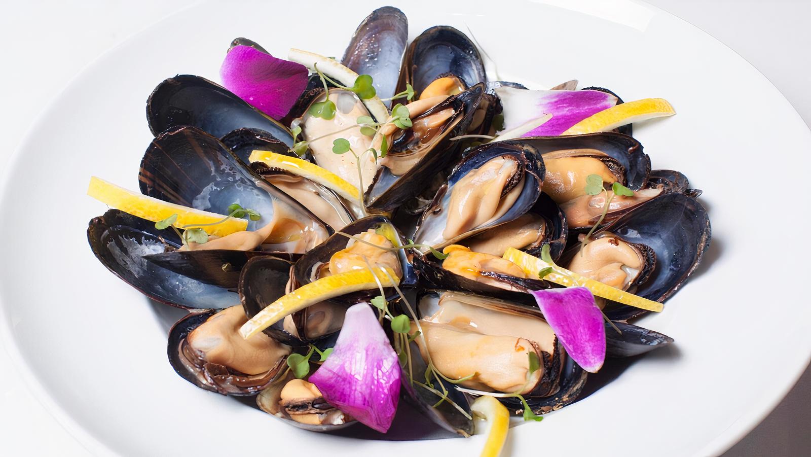 Order Mussels White food online from Umberto's Pizzeria store, New Hyde Park on bringmethat.com