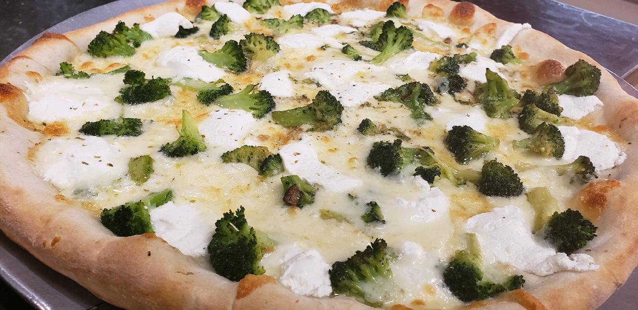 Order Ricotta & Broccoli Pizza food online from Mangia Pizza and Italian Restaurant store, North Babylon on bringmethat.com
