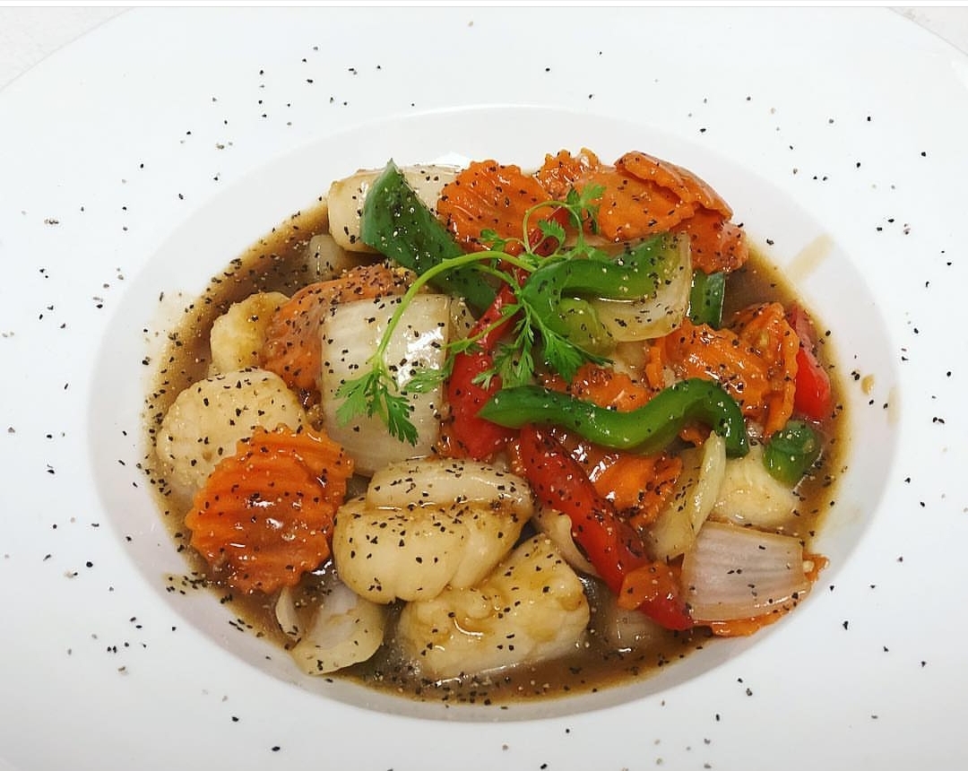 Order E14. Scallops Black Pepper Entree food online from Thailusion store, Los Alamitos on bringmethat.com