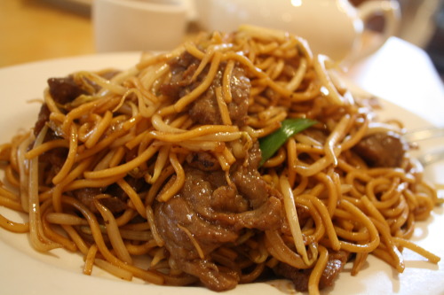 Order 27. Beef Lo Mein food online from Royal Buffet Sushi Grill store, Youngstown on bringmethat.com