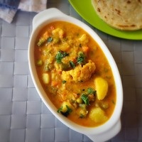 Order Vegetable Korma food online from Mainland India Restaurant store, Niles on bringmethat.com