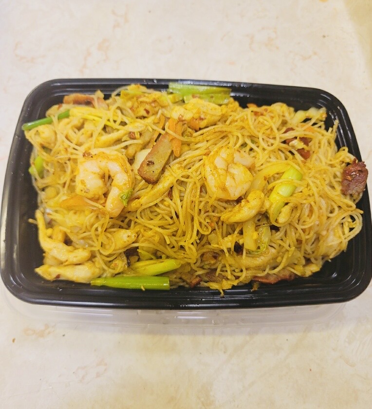 Order 34. Singapore Chow Mei Fun food online from Great Taste Chinese Restaurant store, CLEVELAND on bringmethat.com