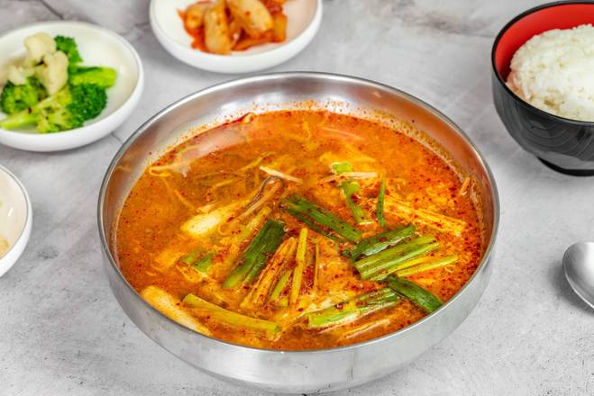 Order Spicy Beef Soup (Yuk Gae Jang) food online from City Lunch Restaurant store, San Francisco on bringmethat.com
