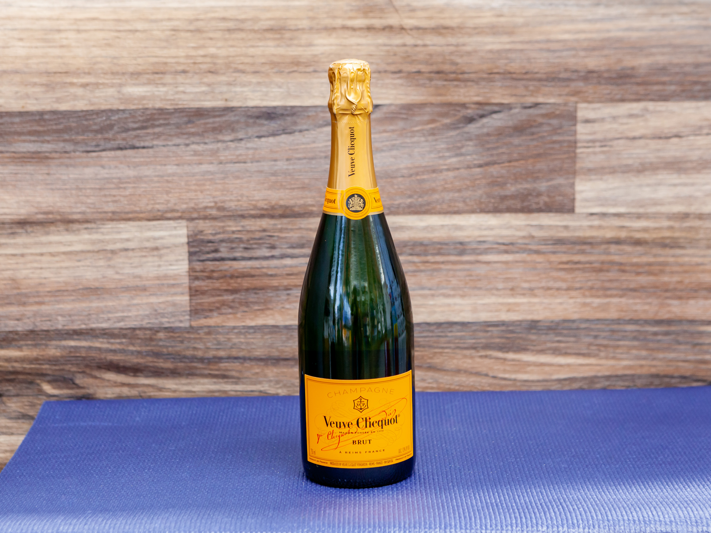 Order Veuve Clicquot Brut Yellow Label, 750 ml. Champagne, 12.0% ABV food online from Day & Night Liquor & Market store, Venice on bringmethat.com