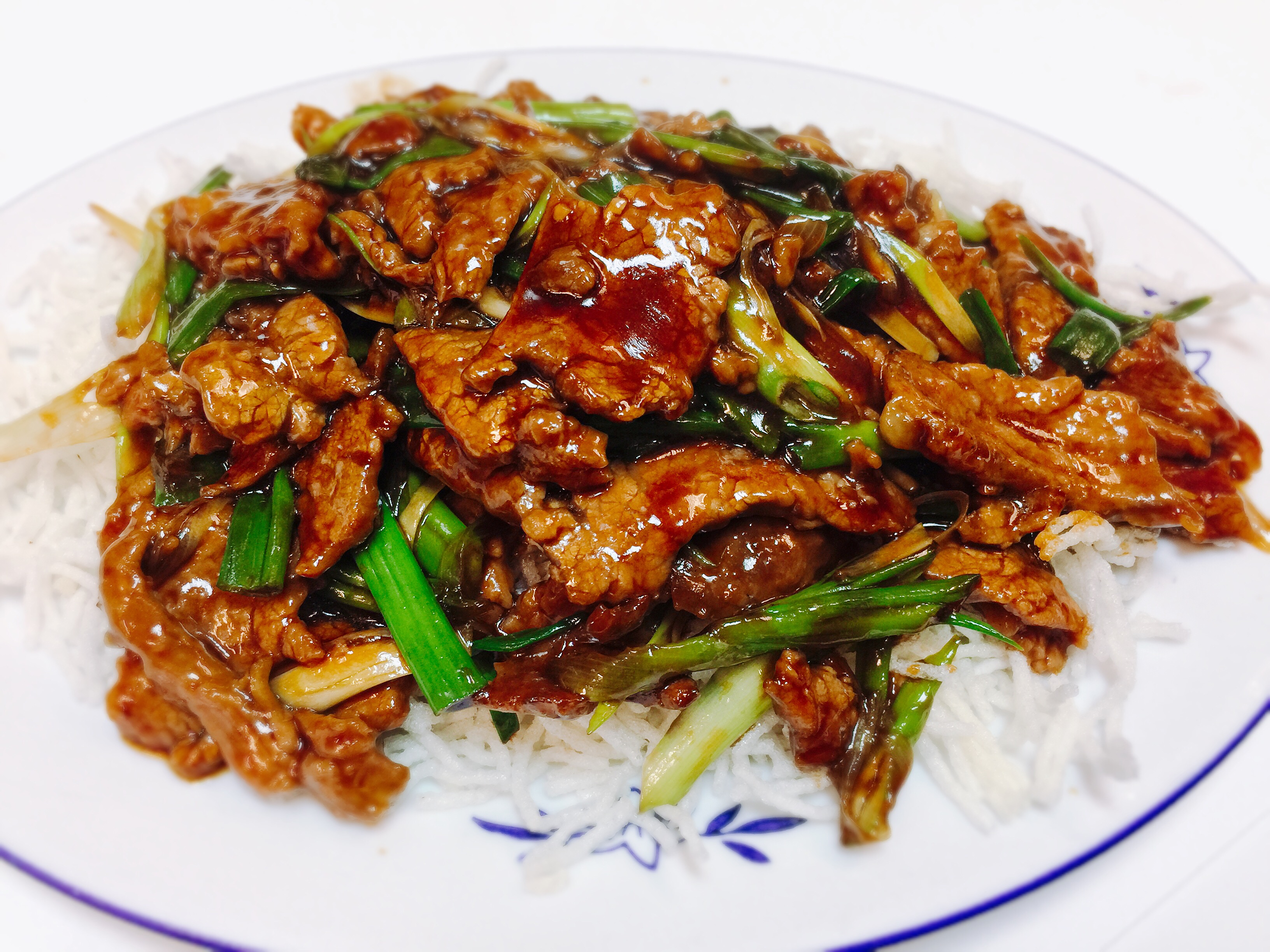 Order 261. Mongolian Beef 蒙古牛 food online from Noodles Delight store, Roselle on bringmethat.com