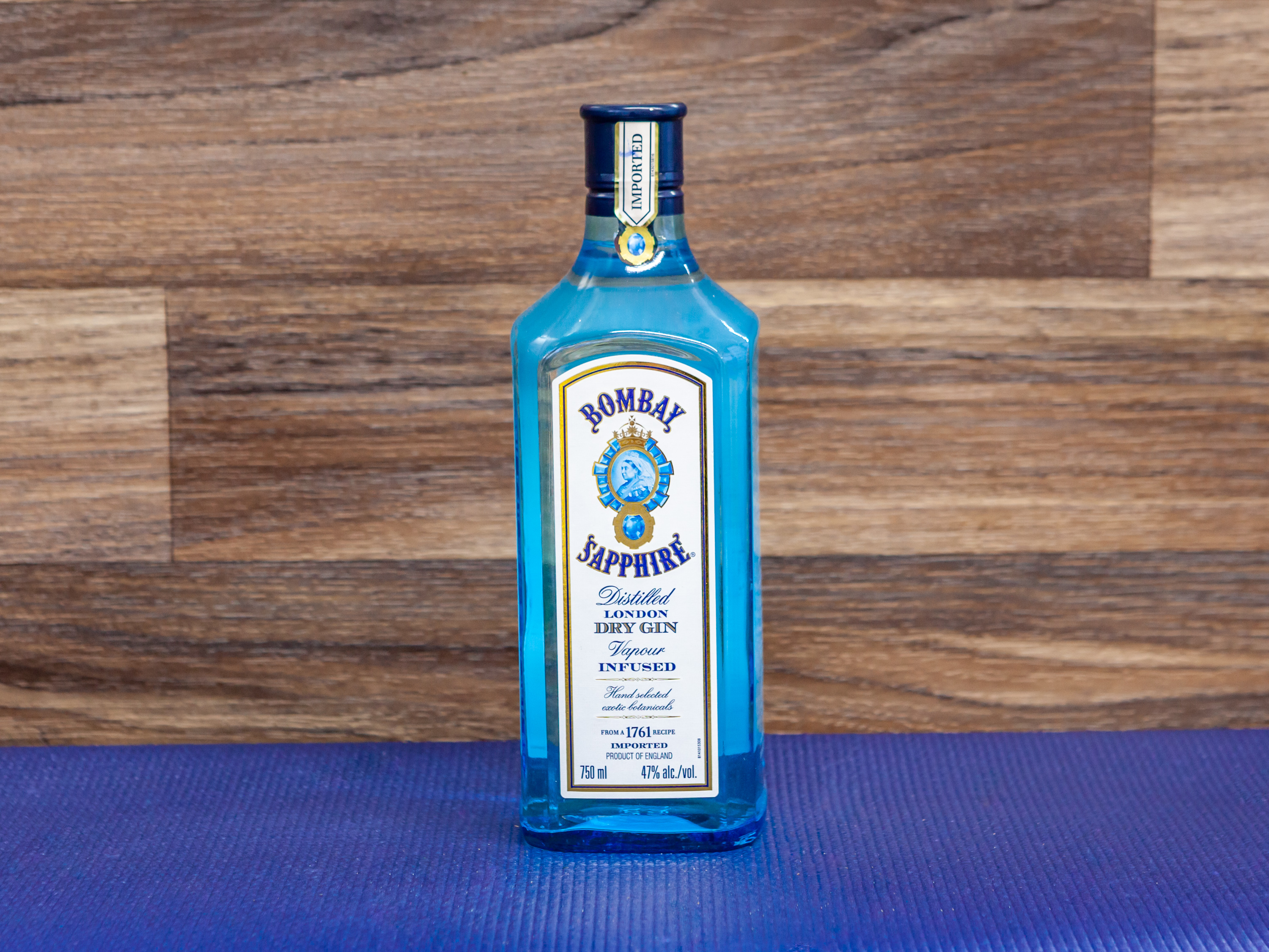 Order Bombay Sapphire, 750 ml. Gin, 47.0% ABV food online from Day & Night Liquor & Market store, Venice on bringmethat.com