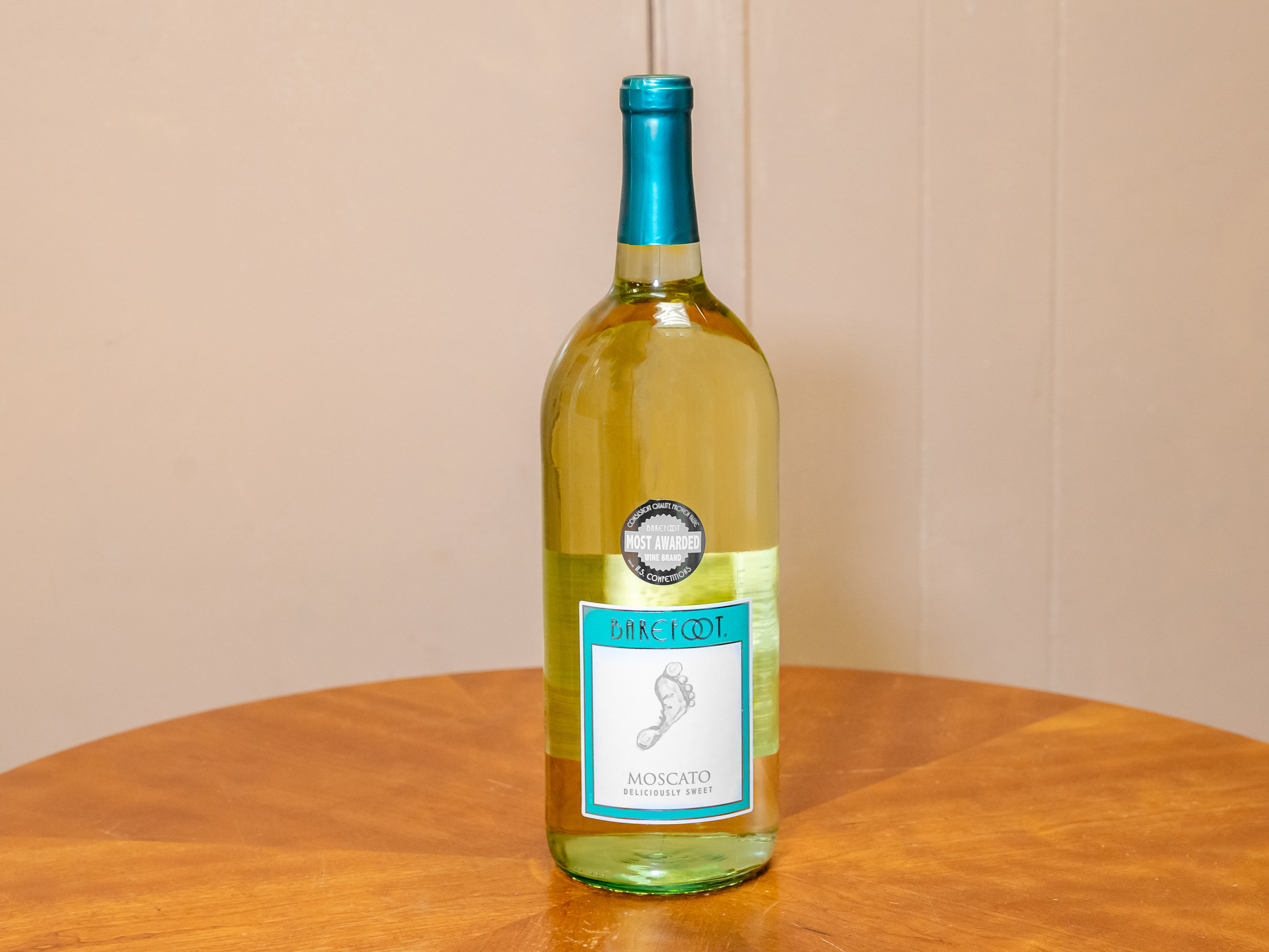 Order Barefoot Cellars Moscato, 1.5 Liter White Wine food online from Jose's Wines & Liquors store, Valley Cottage on bringmethat.com