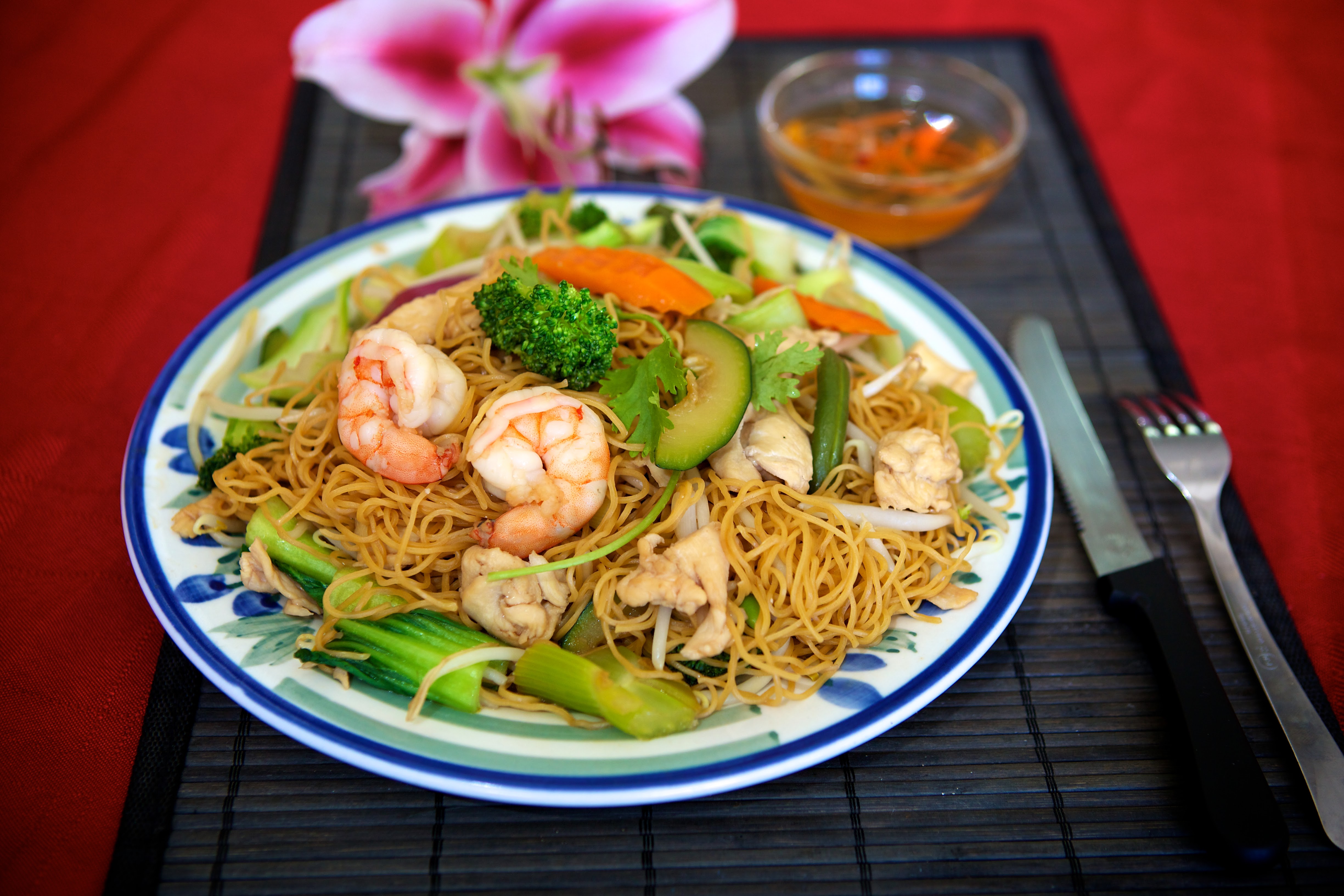 Order 65. Combination Egg Noodle Chow Mein food online from Le Paradis store, hayward on bringmethat.com