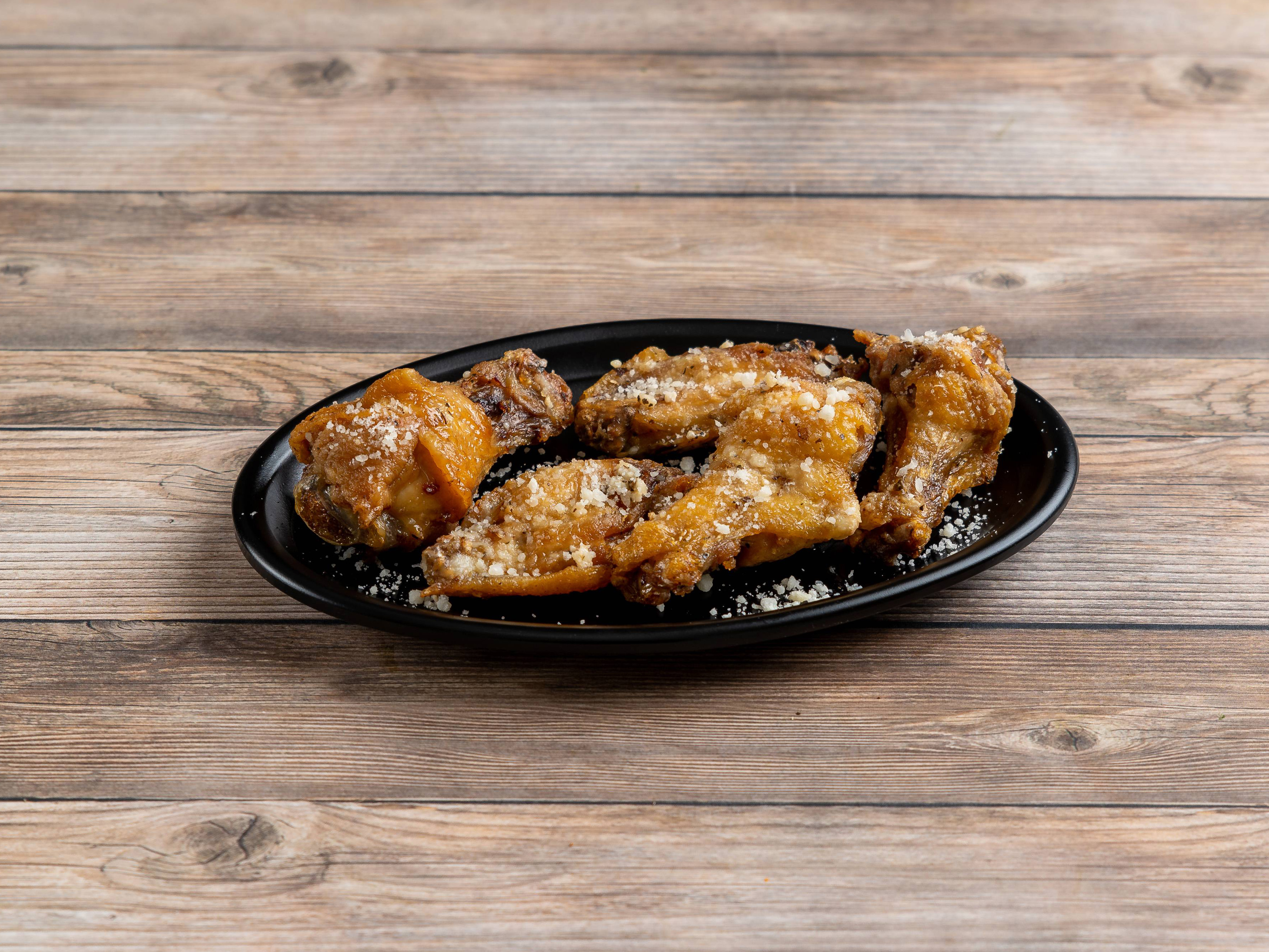 Order Traditional Wings food online from Gus's New York Pizza store, Yorktown on bringmethat.com