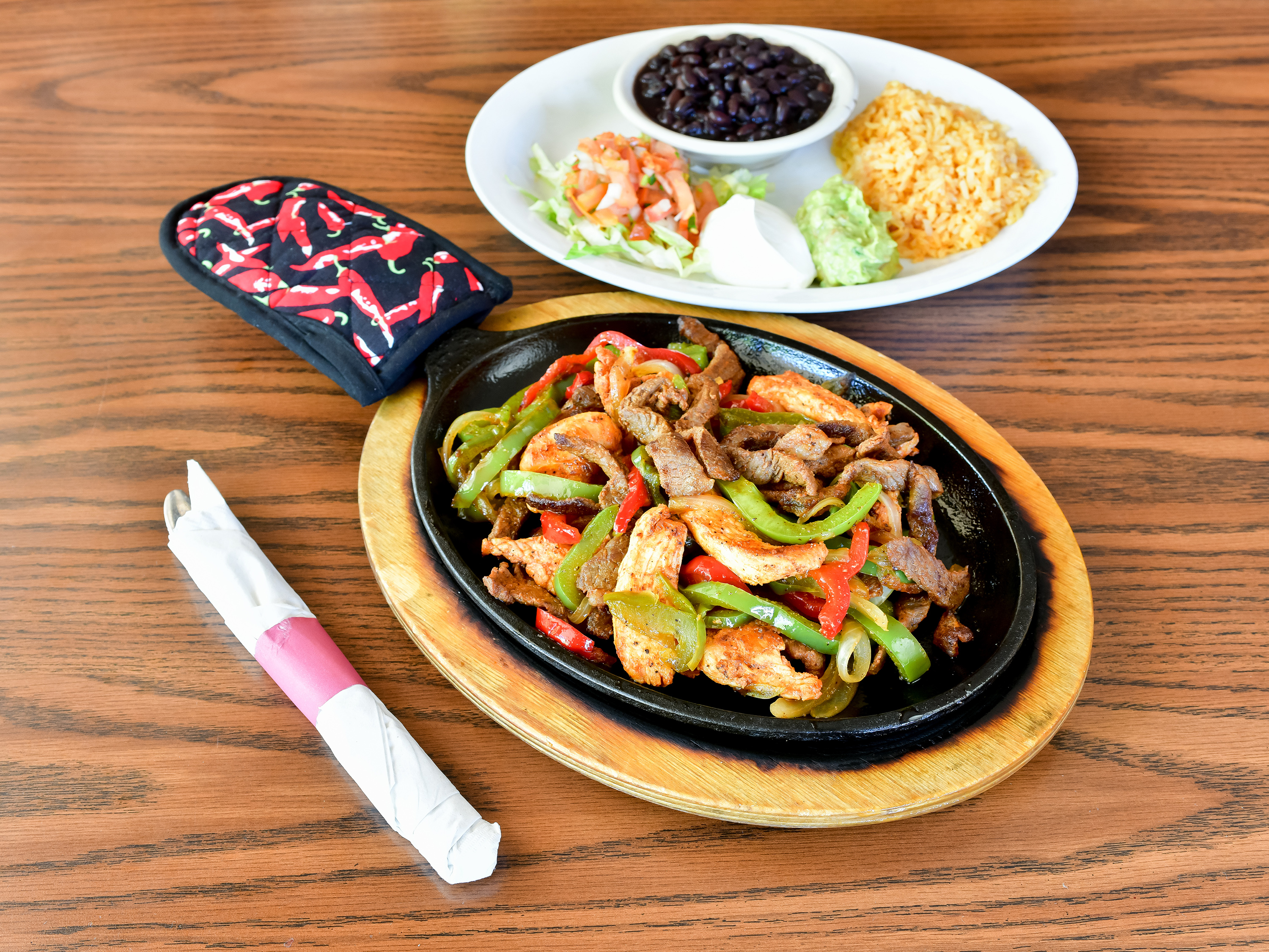 Order Grilled Chicken Fajitas food online from El Tapatio Restaurant store, Pleasant Hill on bringmethat.com