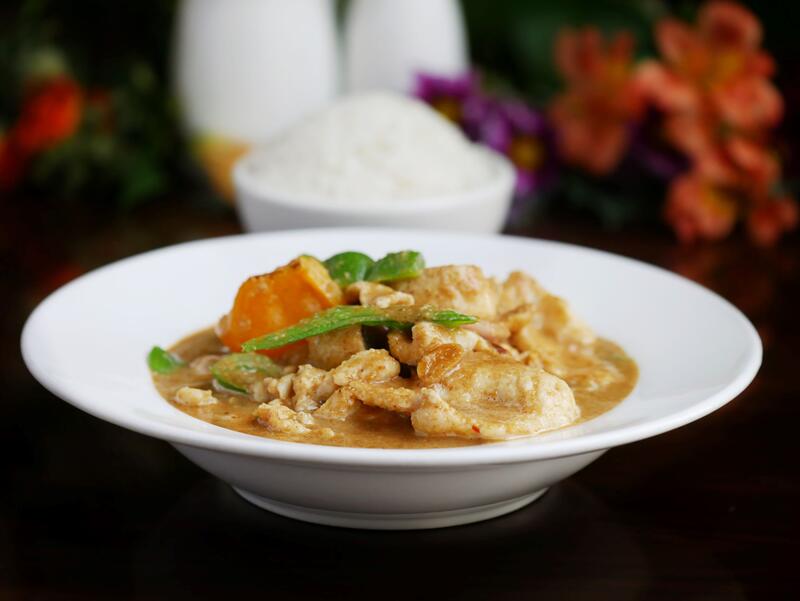 Order Thai Peanut Chicken food online from Four Leaves Asian Restaurant store, Huntsville on bringmethat.com