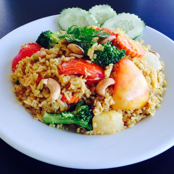 Order 33. Pineapple Yellow Curry Fried Rice food online from All Rice Thai Hut store, Everett on bringmethat.com