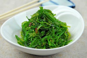 Order E7. Seaweed Salad food online from Bengee Sushi store, Ontario on bringmethat.com