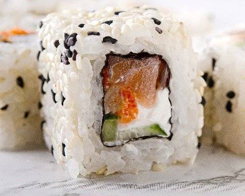 Order Spicy Tuna Roll food online from Oishii Mika Sushi store, Portland on bringmethat.com