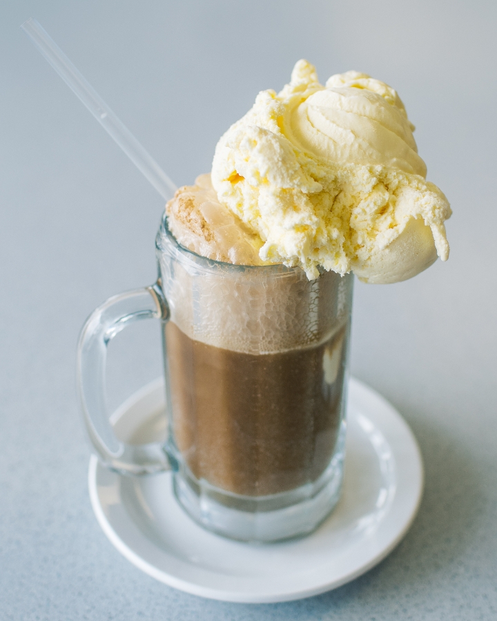 Order Root Beer Float - food online from Leatherby Family Creamery store, Citrus Heights on bringmethat.com