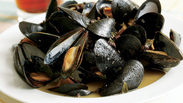 Order Fresh Steamed Mussels food online from The Ugly Oyster Drafthaus store, Reading on bringmethat.com