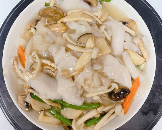 Order Fish Fillet Mix Mushroom Chow Fun (Gravy) 什菌魚片炒河 food online from B&W Kitchen store, San Francisco on bringmethat.com