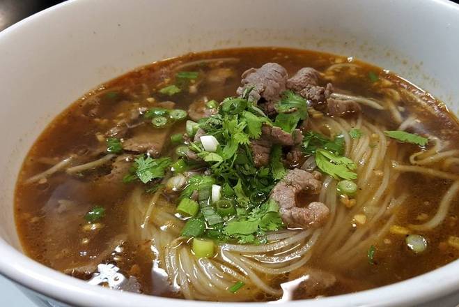Order Beef Noodle Soup food online from Kindee Thai Restaurant store, Vancouver on bringmethat.com