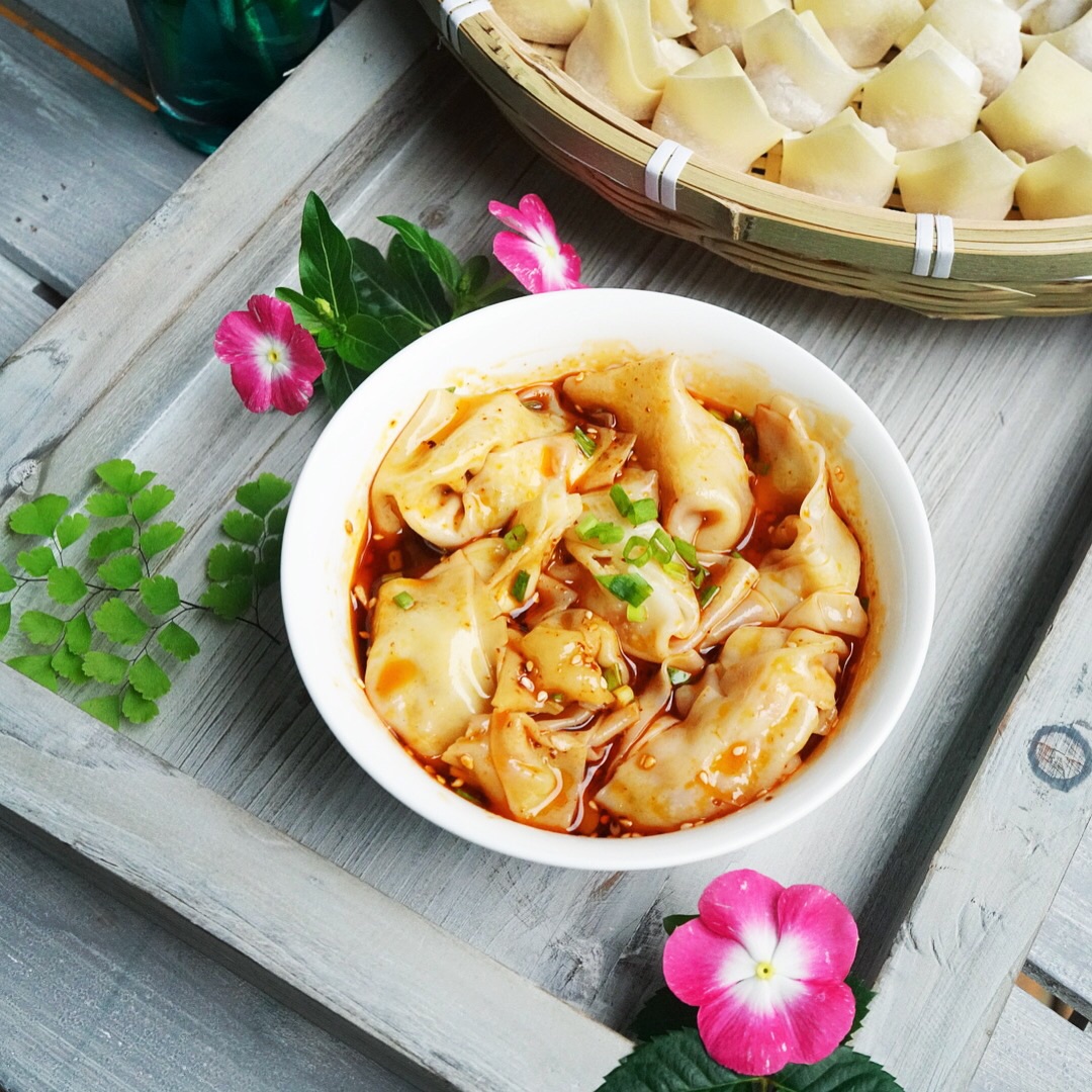 Order Pork Wontons in Spicy Sauce food online from Northern Cafe store, Temple City on bringmethat.com