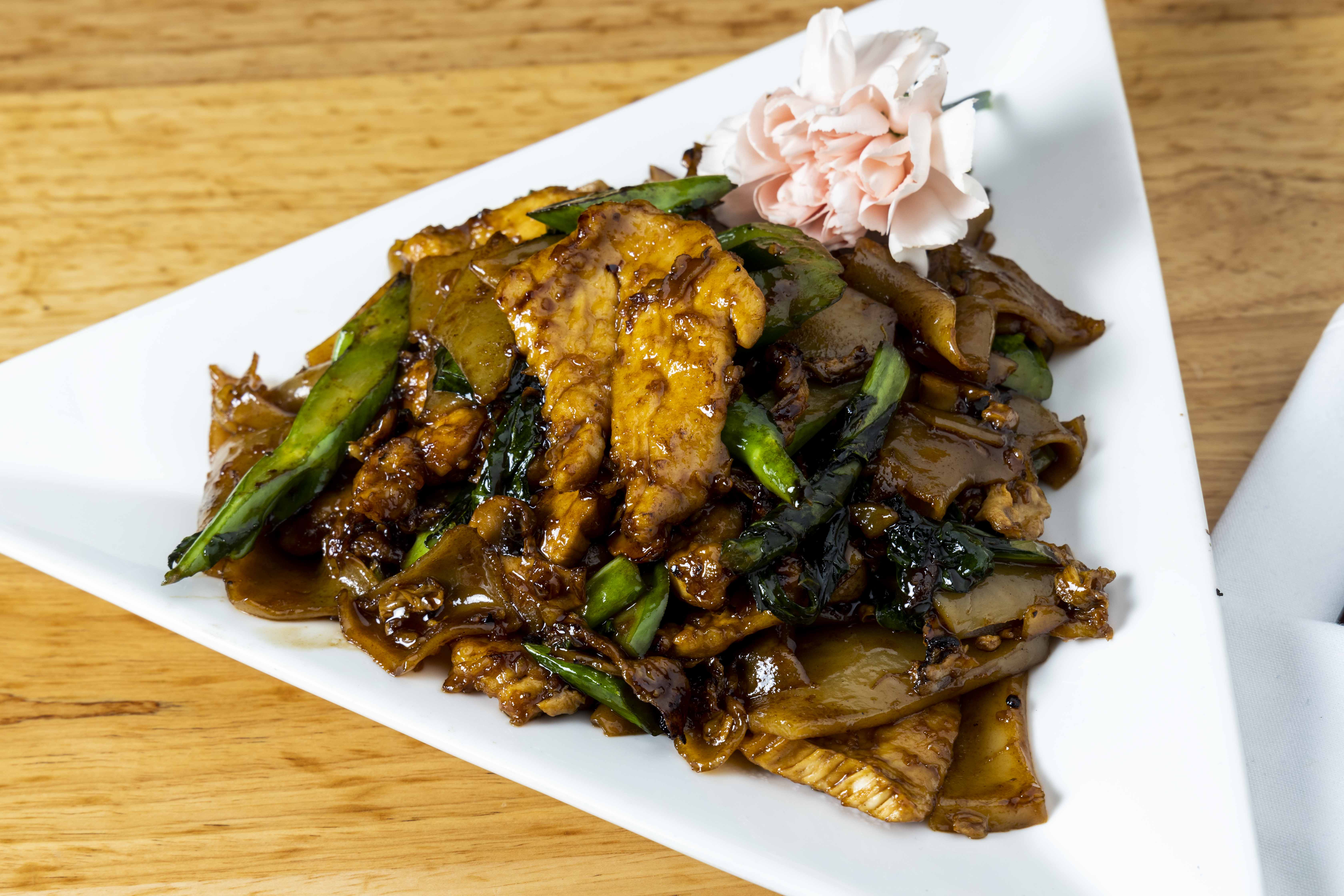 Order 332. Pad See Eiw food online from Chi Tung Chinese & Thai Restaurant store, Evergreen Park on bringmethat.com