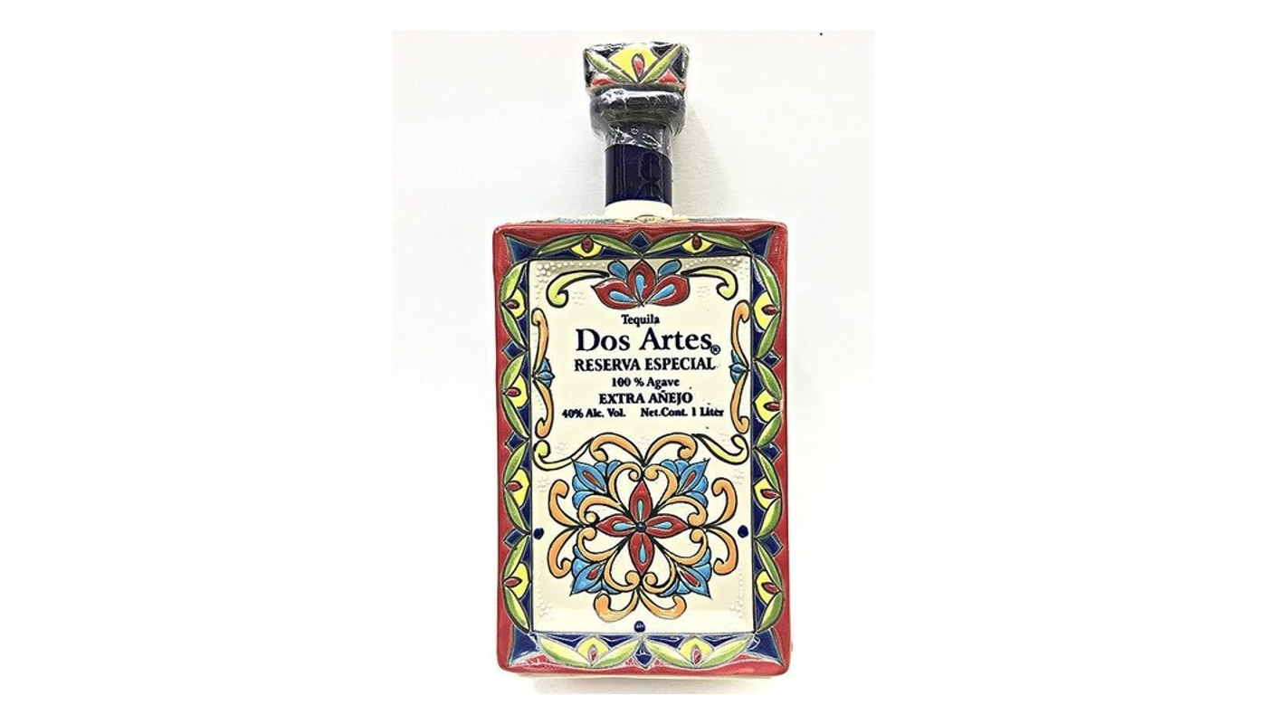 Order Dos Artes Reserva Especial Extra Anejo 1L Bottle food online from Oceanview Liquor store, Hermosa Beach on bringmethat.com