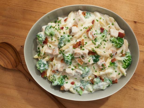Order Chicken Broccoli Alfredo  food online from Dino's store, Albany on bringmethat.com