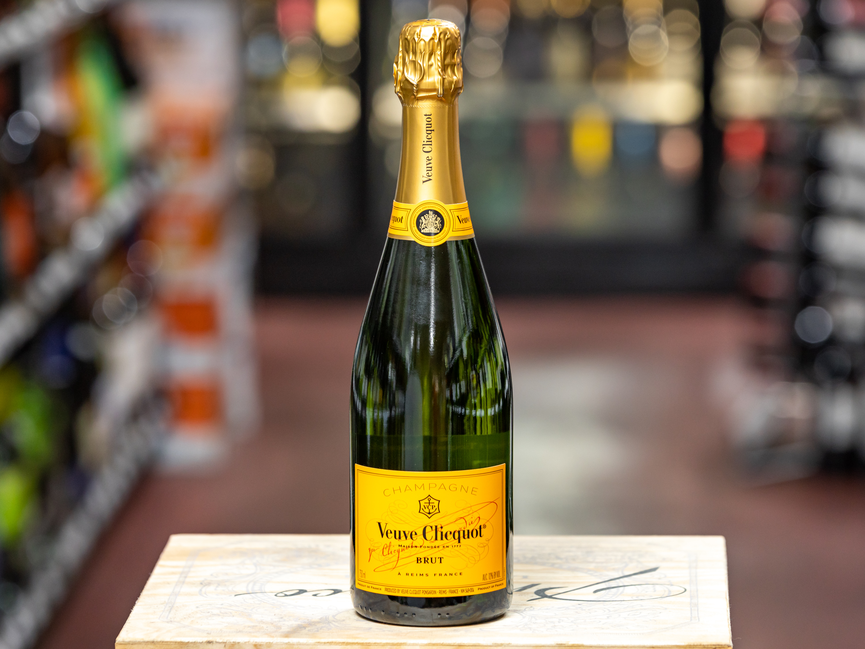 Order Veuve Clicquot Brut Yellow Label, 750 ml. Champagne food online from Armenetti Town Liquor Inc store, Chicago on bringmethat.com