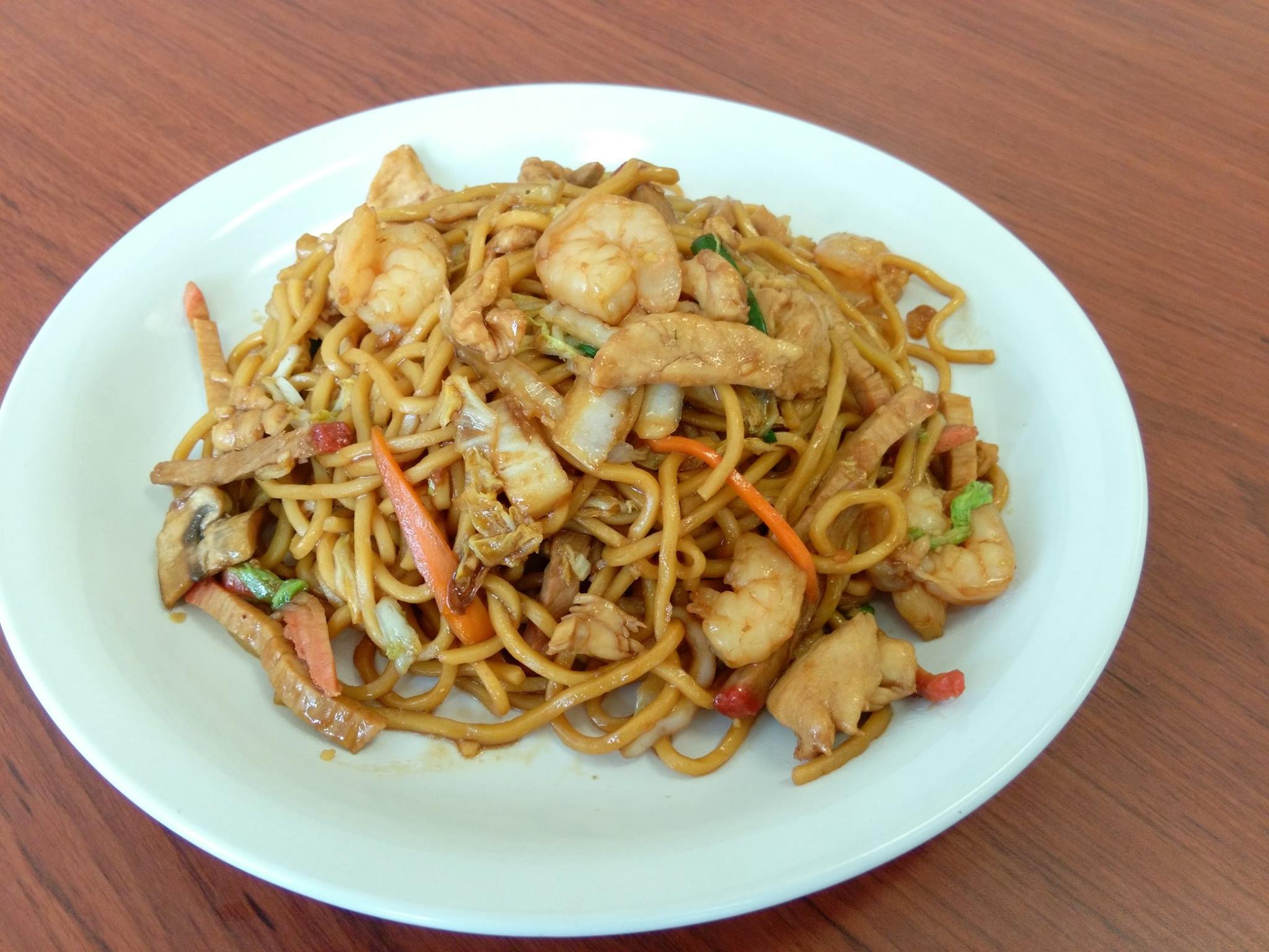 Order Large Lo Mein food online from Lucky Wok Chinese Kitchen store, Garden City on bringmethat.com