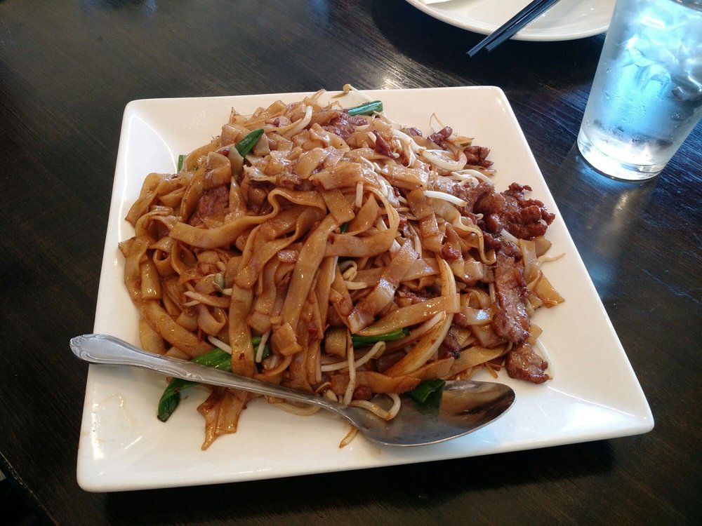 Order XO Sauce Stir Fried Rice Noodles with Beef food online from Yummy yummy noodles store, Chicago on bringmethat.com