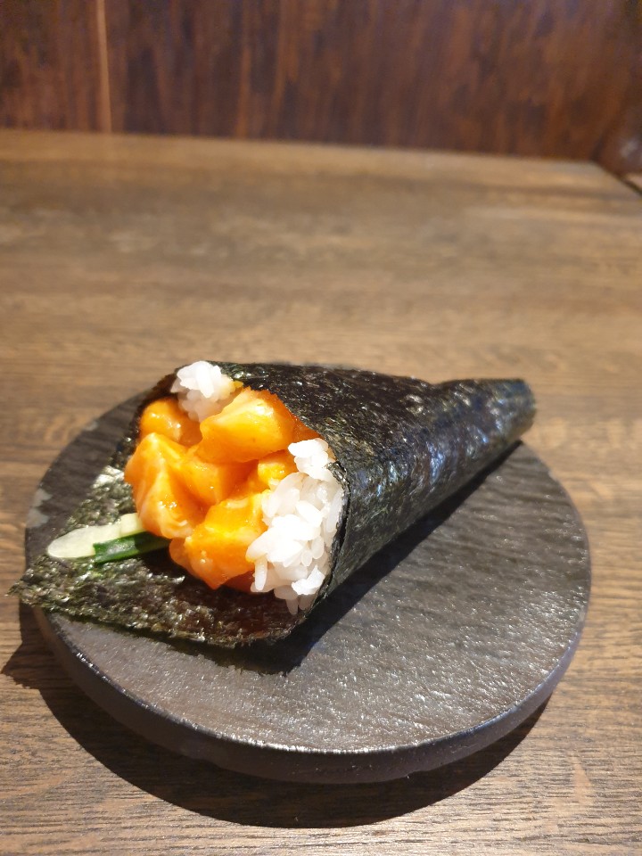 Order Spicy Salmon Hand Roll food online from Kiku Sushi store, Los Angeles on bringmethat.com