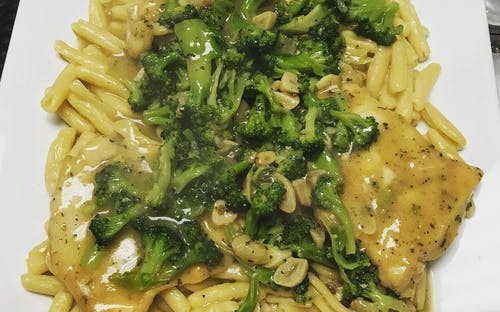 Order Chicken Broccoli with Lemon Butter with Pasta - Entree food online from Hometown Pizza Of Southbury store, Southbury on bringmethat.com