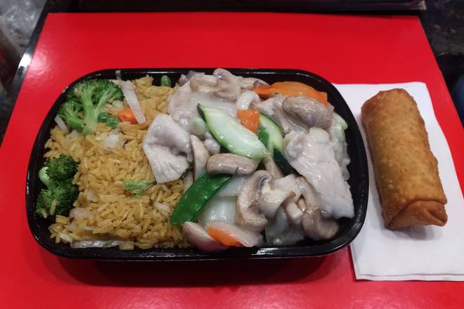 Order Moo Goo Gai Pan Dinner Combination(晚)蘑菇鸡片 food online from Great Wall store, Mount Pleasant on bringmethat.com
