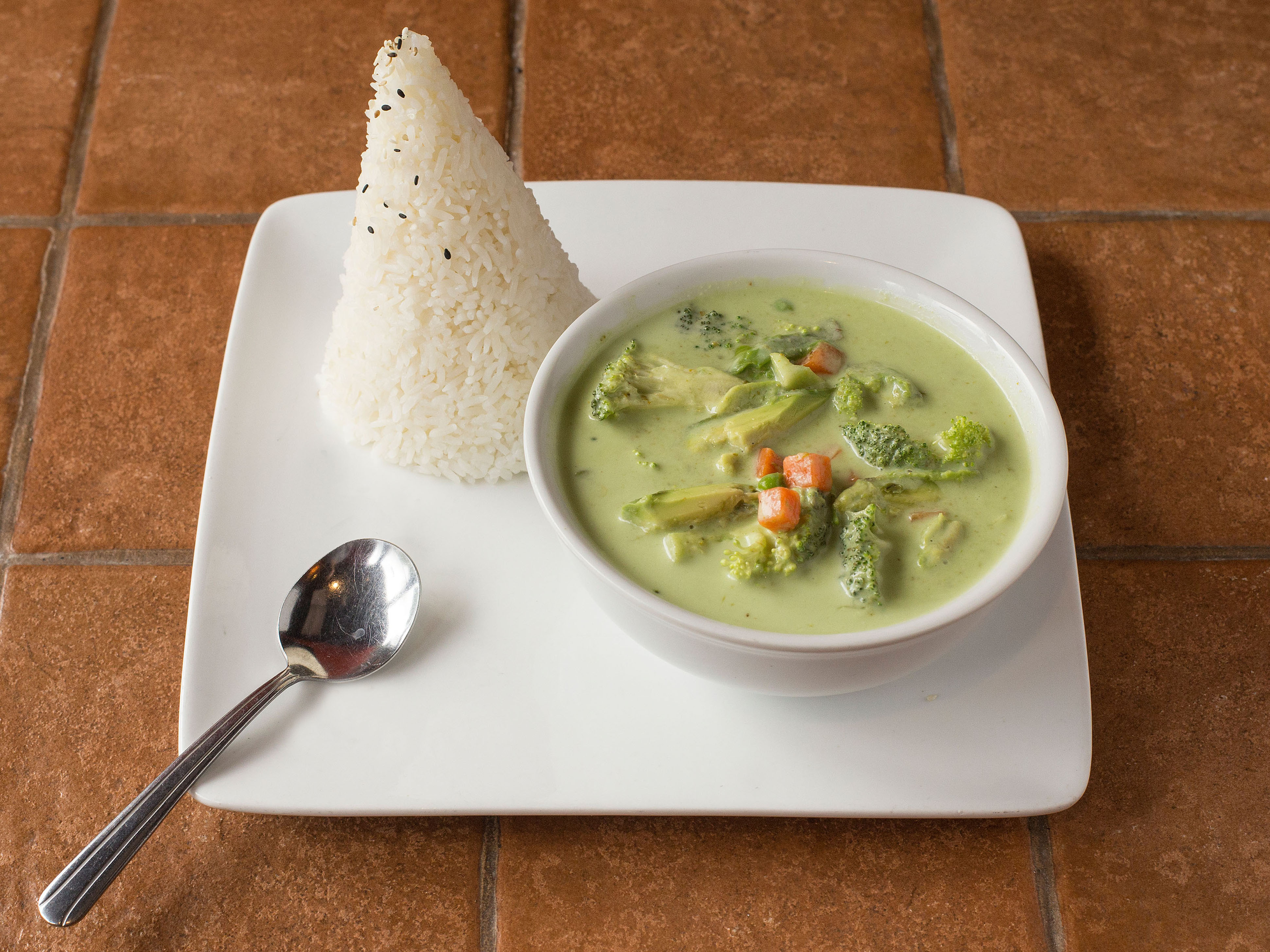 Order Avocado Green Curry food online from Thai Tea Asian Fusion Cafe  store, Irving on bringmethat.com