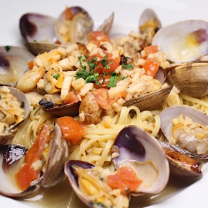 Order Linguine White Clam Sauce (con vongole) food online from Pizzaiola store, North Babylon on bringmethat.com
