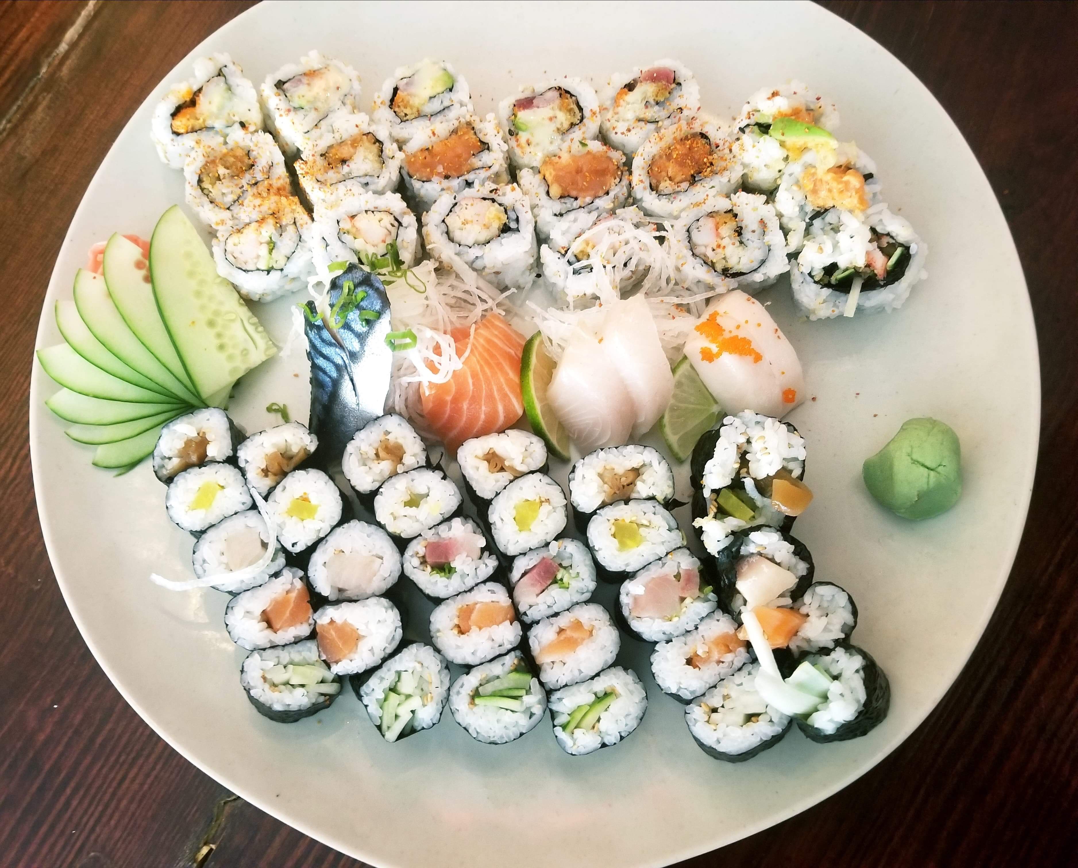 Order Maki Plate Combo food online from Momotaro Sushi store, Richmond on bringmethat.com
