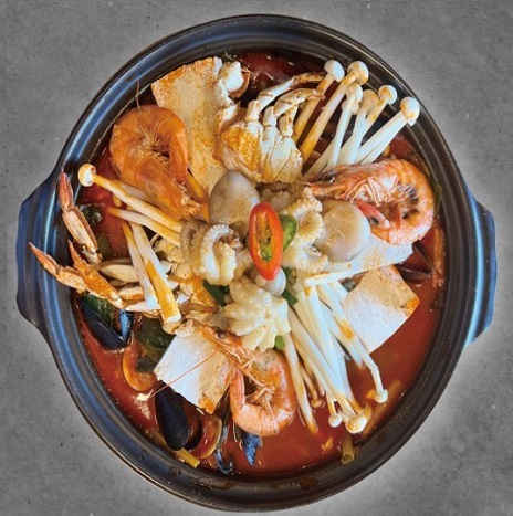 Order Premium Seafood Hot Pot with Rice Noodle food online from Yuk Dae Jang store, Gardena on bringmethat.com
