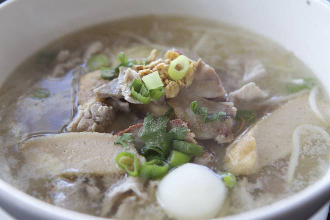 Order B05. Pork Noodle Soup food online from New Thai Elephant store, San Mateo on bringmethat.com